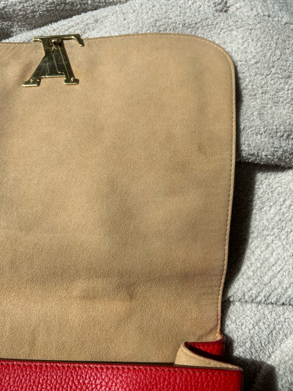 LOUIS VUITTON
Coquelicot Taurillon Leather Volta Bag - Picture 14 of 14